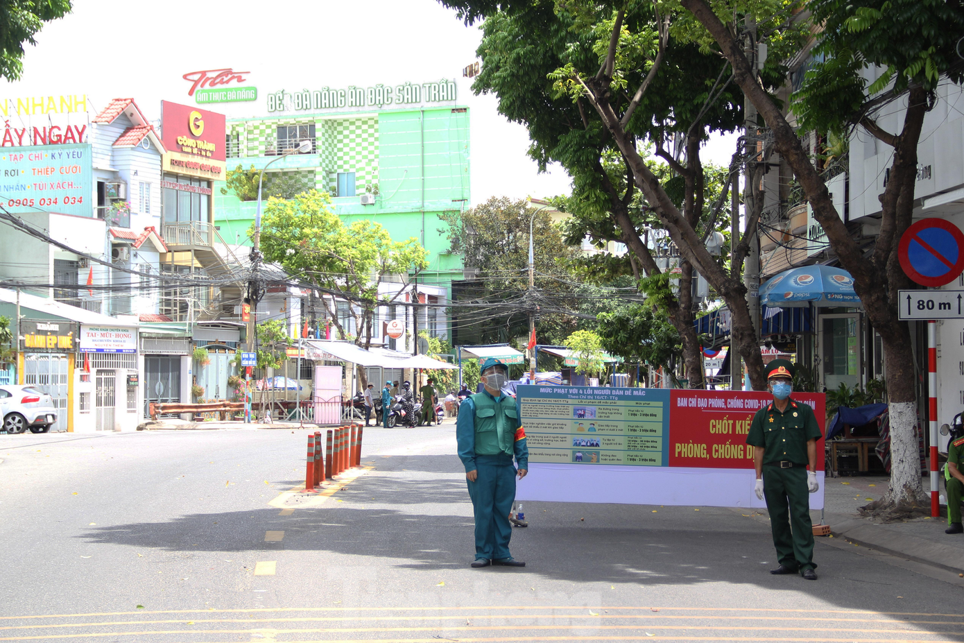 Ghi nhận sáng 1/8, hàng loạt chốt kiểm tra được thiết lập trên các tuyến đường để kiểm soát việc đi lại của người dân. Chỉ riêng trên tuyến đường Hải Phòng (qua địa phận phường Tân Chính và Chính Gián, quận Thanh Khê), có 4 chốt được thiết lập. Lực lượng chức năng ở các chốt tiến hành kiểm tra giấy tờ chứng minh lí do ra đường. Ghi nhận sáng 1/8, hàng loạt chốt kiểm tra được thiết lập trên các tuyến đường để kiểm soát việc đi lại của người dân. Chỉ riêng trên tuyến đường Hải Phòng (qua địa phận phường Tân Chính và Chính Gián, quận Thanh Khê), có 4 chốt được thiết lập. Lực lượng chức năng ở các chốt tiến hành kiểm tra giấy tờ chứng minh lí do ra đường.