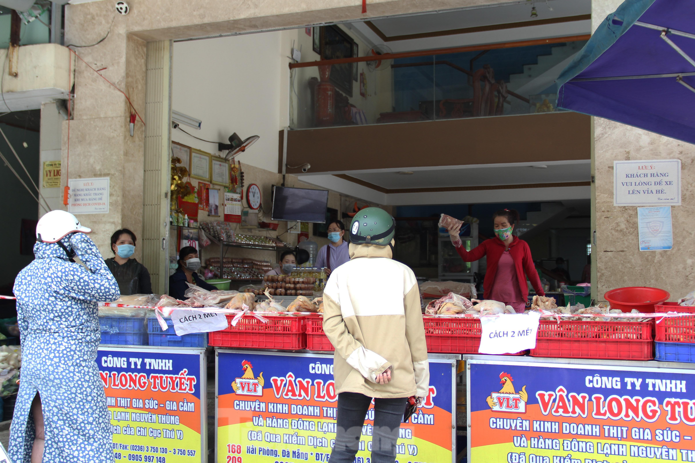 Cuối tuần này, khi nghe thông tin Đà Nẵng tiếp tục "siết" các biện pháp gian cách, người dân đổ xô đến các siêu thị, chợ, cửa hàng tiện lợi... để gom đồ gây ra tình trạng thiếu hụt cục bộ. Sở Công thương TP cũng khuyến cáo người dân hạn chế đổ xô tích trữ hàng hóa để hạn chế nguy cơ lây nhiễm khi tập trung đông người. Hiện nguồn cung lương thực, thực phẩm, nhu yếu phẩm trên địa bàn rất ổn định, không có tình trạng thiếu hụt. Sở Công thương cũng đã hướng dẫn các đơn vị, địa phương tiến hành triển khai thẻ QR Code mua hàng thiết yếu với tần suất 3 lần/tuần để người dân đến mua sắm tại các chợ, siêu thị, cửa hàng tiện lợi, tạp hóa... Cuối tuần này, khi nghe thông tin Đà Nẵng tiếp tục "siết" các biện pháp gian cách, người dân đổ xô đến các siêu thị, chợ, cửa hàng tiện lợi... để gom đồ gây ra tình trạng thiếu hụt cục bộ. Sở Công thương TP cũng khuyến cáo người dân hạn chế đổ xô tích trữ hàng hóa để hạn chế nguy cơ lây nhiễm khi tập trung đông người. Hiện nguồn cung lương thực, thực phẩm, nhu yếu phẩm trên địa bàn rất ổn định, không có tình trạng thiếu hụt. Sở Công thương cũng đã hướng dẫn các đơn vị, địa phương tiến hành triển khai thẻ QR Code mua hàng thiết yếu với tần suất 3 lần/tuần để người dân đến mua sắm tại các chợ, siêu thị, cửa hàng tiện lợi, tạp hóa...