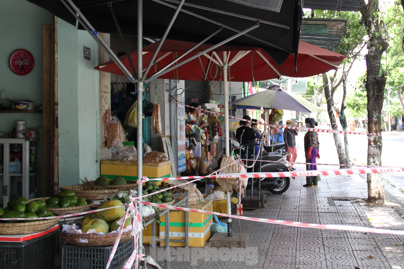 Các cửa hàng thực phẩm trên đường Hải Phòng (quận Thanh Khê) chăng dây, phân luồng người mua để đảm bảo giãn cách. Khác với những ngày trước đó, lượng người mua sáng nay thưa thớt hơn hẳn. Các cửa hàng thực phẩm trên đường Hải Phòng (quận Thanh Khê) chăng dây, phân luồng người mua để đảm bảo giãn cách. Khác với những ngày trước đó, lượng người mua sáng nay thưa thớt hơn hẳn.