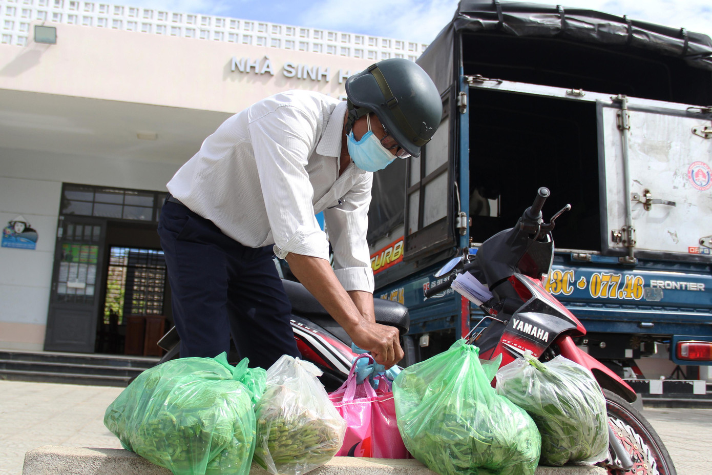 Tại các khu dân cư nhân được hỗ trợ, sau khi các túi quà được chuyển về nơi tập kết, các tổ trưởng tổ dân phố, tổ trưởng tổ tự quản công nhân... sẽ là những shipper 0 đồng tiếp tục giao hàng đến tận nhà cho các hộ.