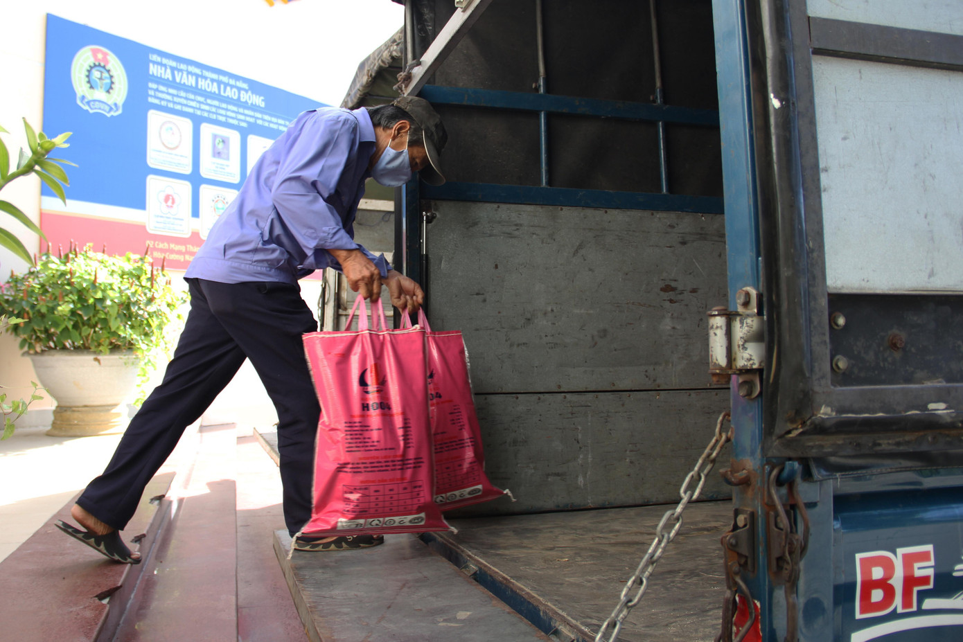 Theo chị Nguyễn Thị Tuyết Nhung, Giám đốc Nhà Văn hóa Lao động TP Đà Nẵng, trước tình hình dịch bệnh diễn biến phức tạp, nhiều người lao động tự do, người khuyết tật... gặp nhiều khó khăn về kinh tế khi không có thu nhập. "Bởi vậy, chương trình Shipper quà 0 đồng được tổ chức nhằm giúp đỡ những hoàn cảnh chịu ảnh hưởng bởi dịch bệnh với mong muốn góp một phần nhỏ, giúp bà con vượt qua đại dịch", chị Nhung nói.