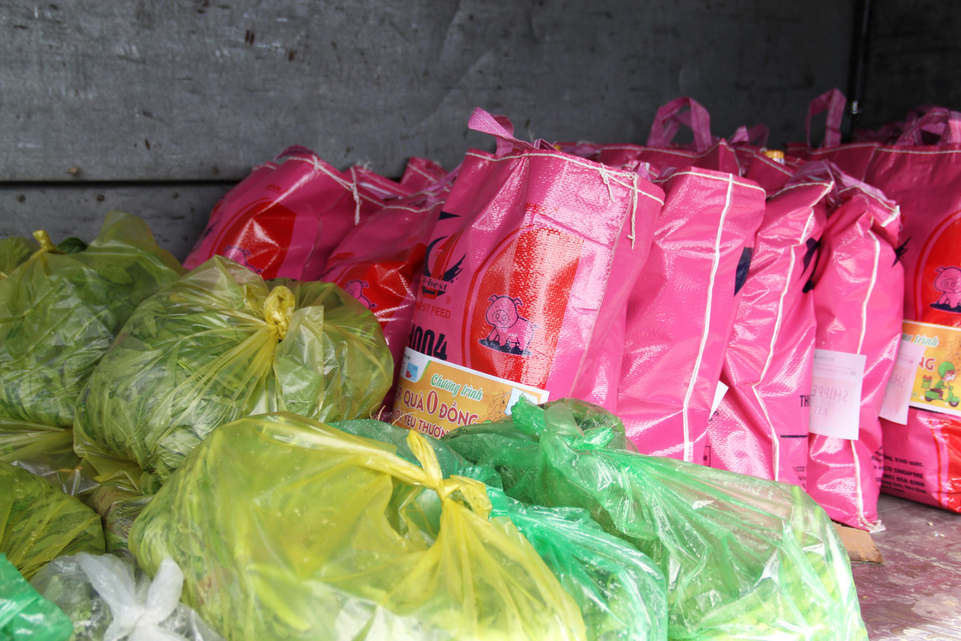 Trong đợt này, khoảng 500 suất quà 0 đồng được trao tặng cho những người lang thang, bán vé số, người khuyết tật, công nhân khó khăn trên địa bàn các quận Cẩm Lệ, Liên Chiểu, Thanh Khê, Sơn Trà. Mỗi phần quà gồm: gạo, dầu ăn, nước mắm, cá khô, các loại rau, củ, quả tươi... Ngoài ra, đối với các khu dân cư phong tỏa ở Sơn Trà, chương trình sẽ hỗ trợ thêm sữa, bánh mì... theo nhu cầu của người dân. Dự kiến, trong 2 ngày (14/8 và 15/8), khoảng 500 phần quà đầu tiên sẽ được chuyển đến tận tay những trường hợp khó khăn. Chương trình vẫn tiếp tục tiếp nhận sự hỗ trợ của các mạnh thường quân và dự kiến sẽ ship khoảng 1.000 - 1.500 phần quà hỗ trợ cho người khuyết tật, bán vé số, hộ khó khăn, công nhân nghèo...