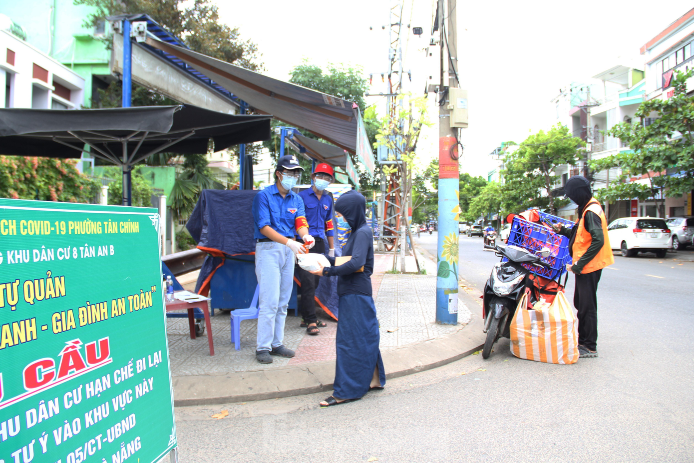 Từ ngày 1/8, Tổ COVID-19 cộng đồng khu dân cư 8 Tân An 8 (phường Tân Chính, quận Thanh Khê) đã thiết lập chốt chặn để bảo vệ vùng xanh. Toàn bộ khu dân cư này được giăng dây rào chắn cửa ngõ các kiệt, thiết lập 2 chốt ở đầu và cuối khu dân cư để kiểm soát người ra vào.