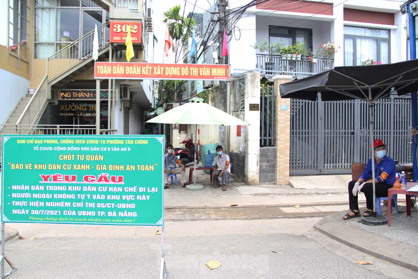 Trước diễn biến phức tạp của dịch COVID-19 trên địa bàn Đà Nẵng, nhiều quận tổ chức các chốt bảo vệ "vùng xanh" với sự tham gia hỗ trợ của Tổ COVID-19 cộng đồng, Tổ dân phố, Đoàn thanh niên... Những lực lượng này ngày đêm thay phiên gác "vùng xanh", không để dịch bệnh lan rộng. Ảnh: Giang Thanh