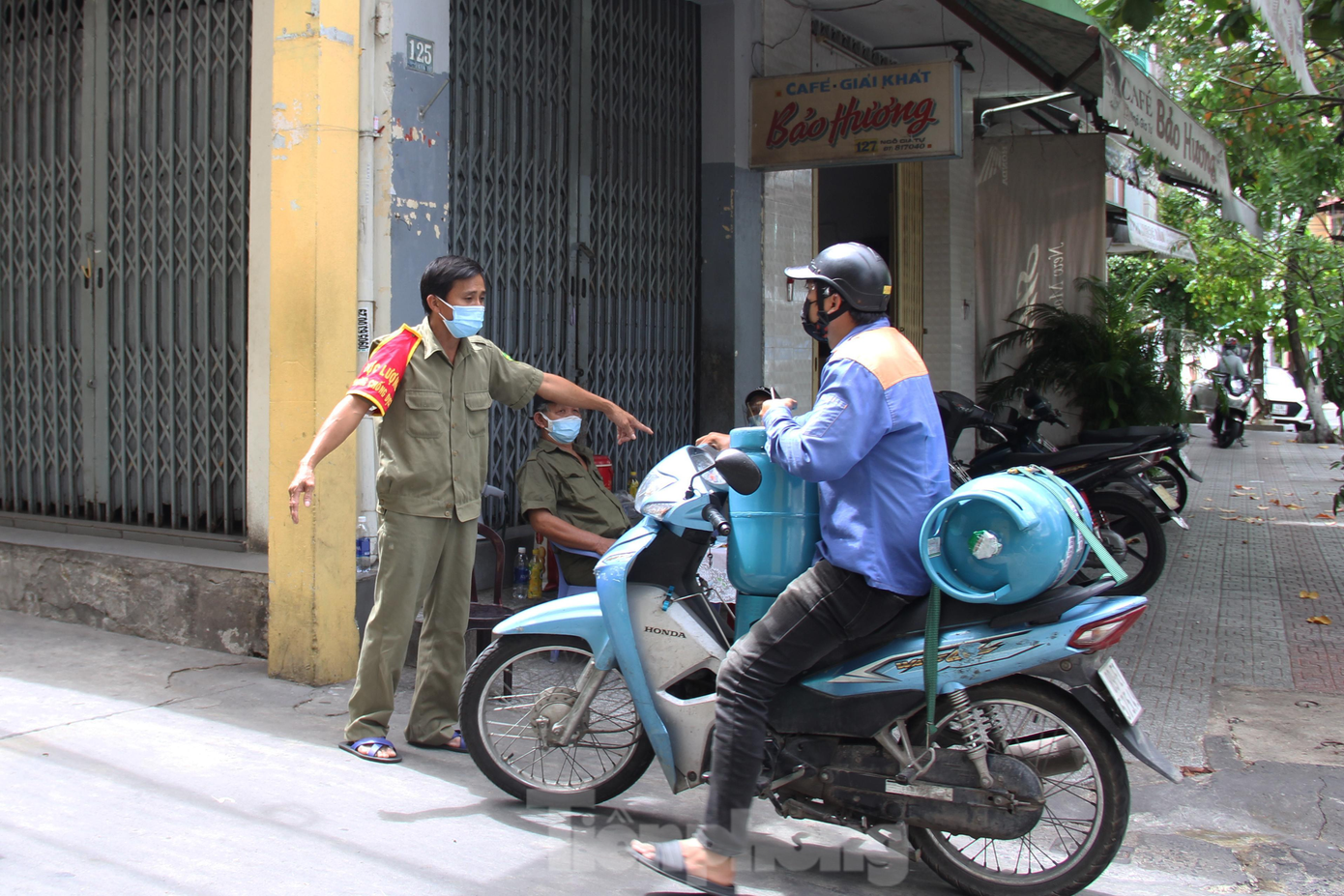 Khu vực kiệt 125 Ngô Gia Tự (quận Hải Châu) thiết lập chốt kiểm soát bảo vệ vùng xanh từ ngày 10/8 đến nay. Theo ông Lê Văn Chuyên, Tổ phó Tổ dân phố 1 (phường Hải Châu I), khu vực này có hơn 100 hộ dân, các thành viên Tổ COVID-19 cộng đồng thay nhau chốt chặn 2 ca/ngày, mỗi ca 3 người tham gia trực.