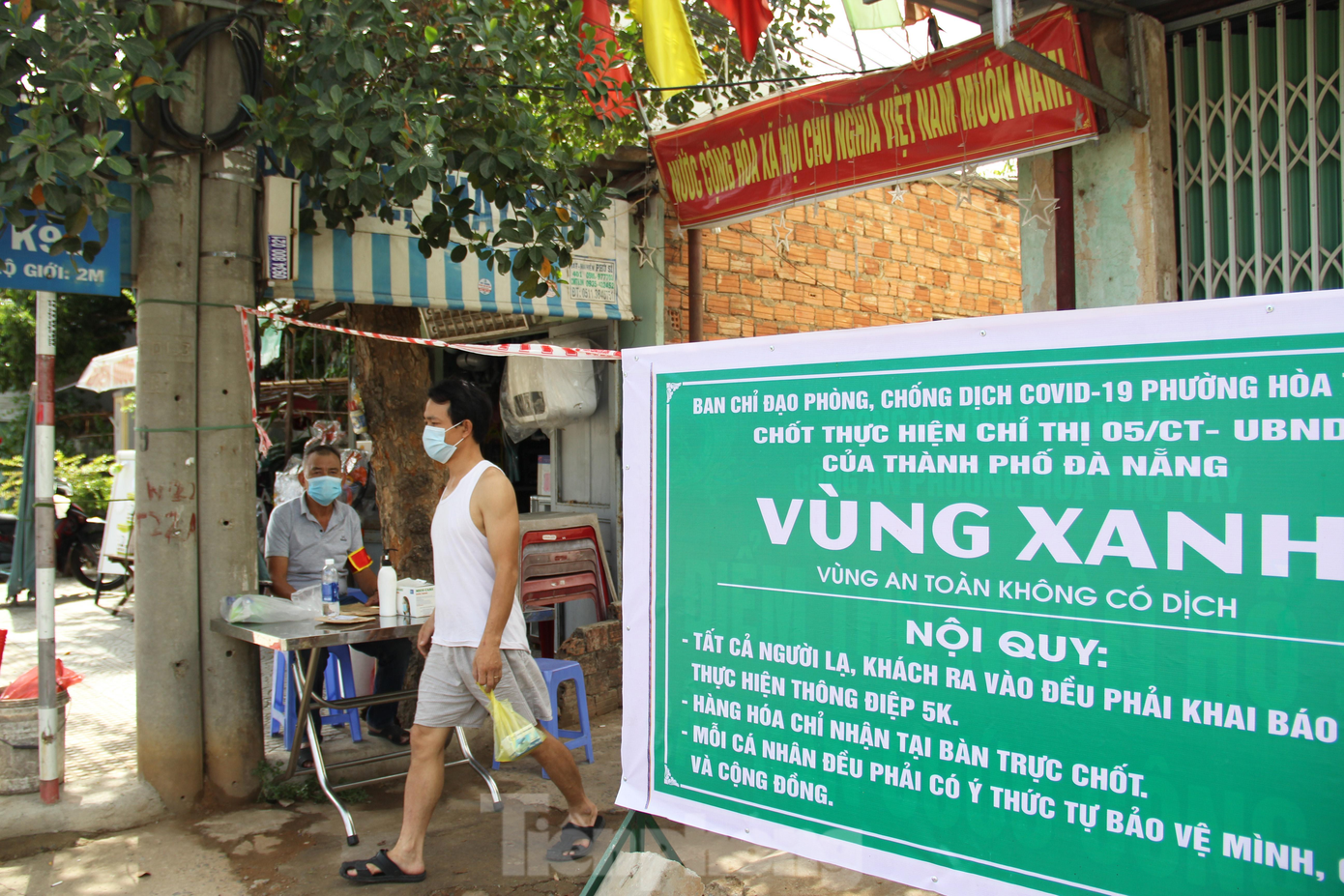 Dọc tuyến đường Nguyễn Như Đãi (phường Hòa Thọ Tây, quận Cẩm Lệ), hàng loạt chốt vùng xanh cũng được thiết lập để giữ những vùng an toàn. Vì địa bàn nhiều kiệt hẻm nên địa phương đã tổ chức nhiều chốt nhỏ để đảm bảo kiểm soát chặt người lạ ra vào khu vực.