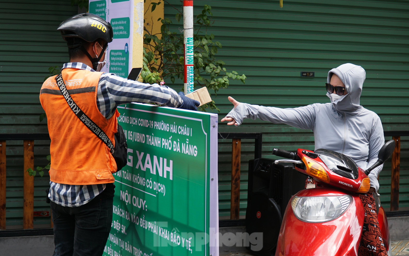 Những người ra vào đều được ghi lại trong nhật kí để thuận tiện cho việc kiểm soát, truy vết nếu cần. Tất cả những trường hợp giao hàng đều được yêu cầu dừng lại khai báo và liên hệ với người mua trong khu dân cư ra tiếp nhận ở chốt.