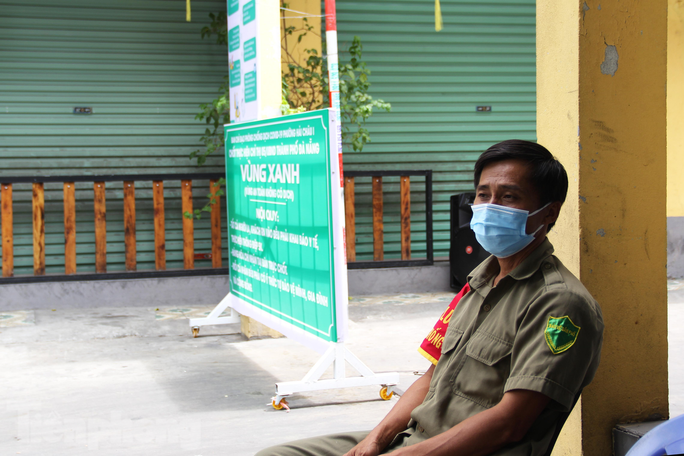 Phường Hải Châu I là địa phương đầu tiên của quận này thiết lập các chốt vùng xanh. Theo ghi nhận, các lối ra vào đều được rào lại, chỉ chừa một lối ra vào duy nhất nơi đặt điểm chốt. Ông Lê Tự Gia Thạnh, Chủ tịch UBND Quận Hải Châu cho hay, việc thiết lập các “vùng xanh” là để mỗi tổ, mỗi khu dân cư cùng chính quyền giám sát, ngăn dịch xâm nhập.