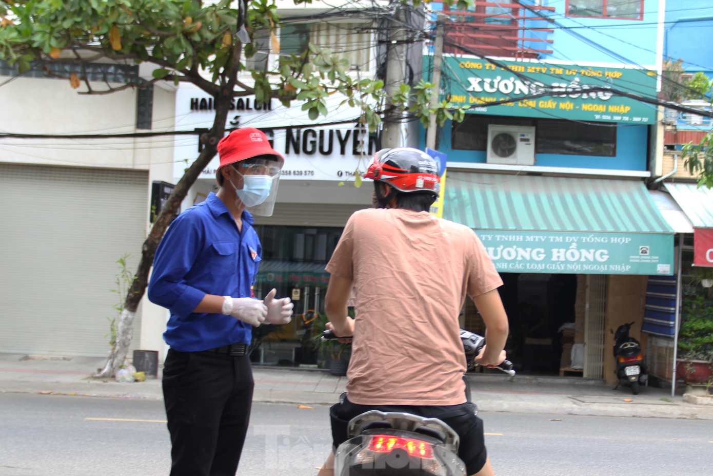 Theo ông Ngô Anh Nguyện, Bí thư Chi bộ Tổ dân phố 36 (phường Tân Chính), các trường hợp ra ngoài có lí do như đi làm công sở (có giấy đi đường), đi chợ, mua thực phẩm, nhu yếu phẩm mới được phép ra vào. "Tổ trực chốt gồm 11 thành viên, thay nhau chốt chặn liên tục từ sáng đến chiều tối. Các trường hợp shipper giao hàng, chúng tôi đều yêu cầu đứng chờ ở khu vực chốt và liên hệ người trong khu dân cư ra nhận hàng chứ không cho vào trong", ông Nguyện cho hay.