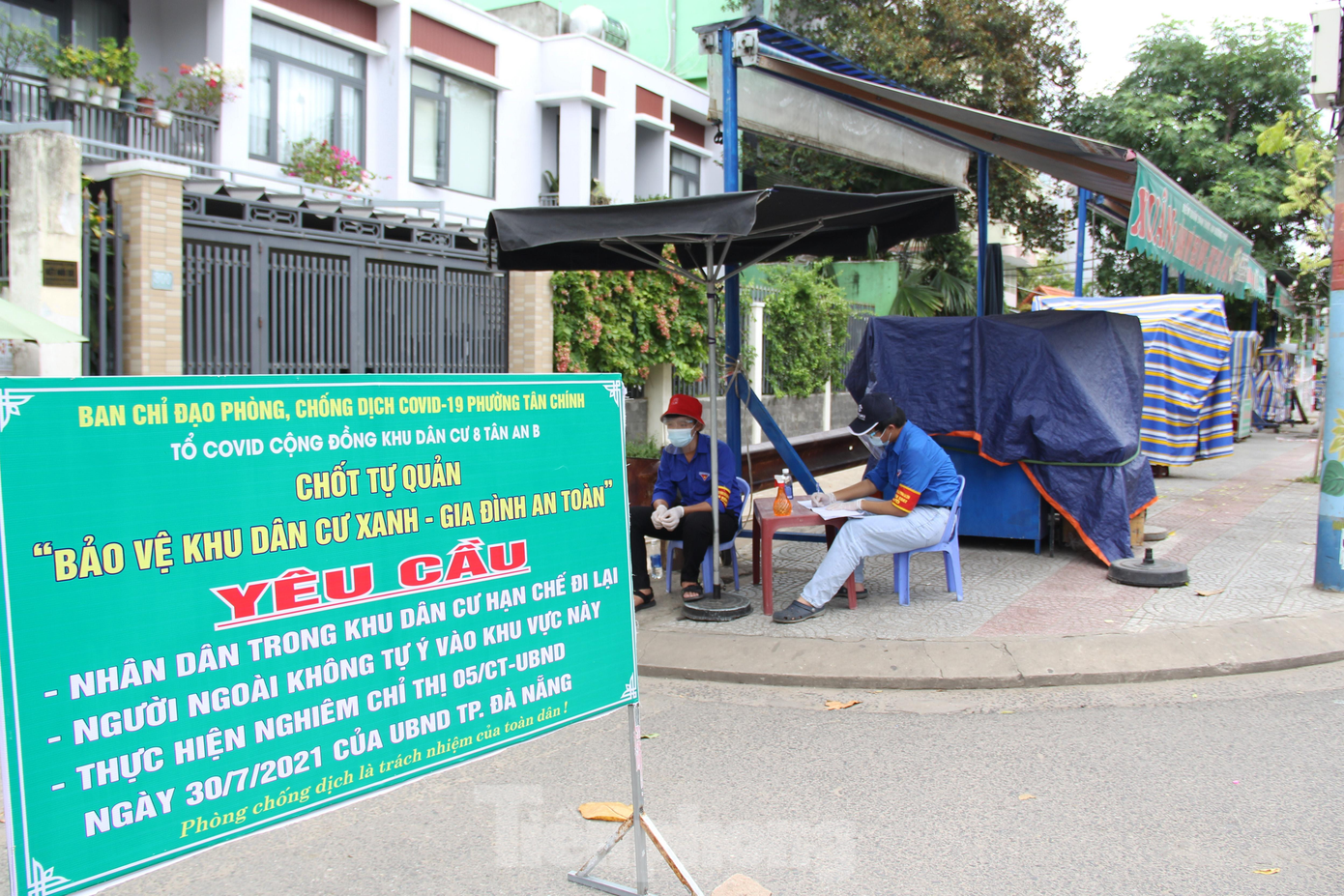 Tổ bảo vệ vùng xanh ở đây được chia thành 2 ca: sáng và chiều, mỗi ca kéo dài từ 5 - 6 tiếng. Mỗi ca trực có 4 người, gồm 2 thành viên khu dân cư và 2 tình nguyện viên của Đoàn phường hoặc dân phòng.