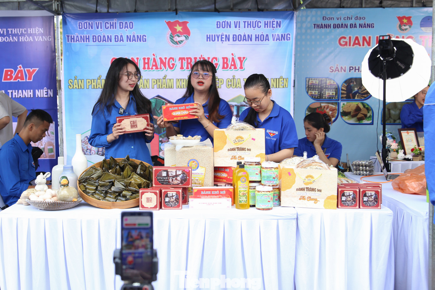 Với những giới thiệu sản phẩm dí dỏm, các gian hàng luôn sôi động tiếng đếm chốt đơn, tiếng chào mời đặt hàng trước khi chuyển sang sản phẩm khác cùng với các minigame, chương trình giảm giá đa dạng để thu hút khách hàng.