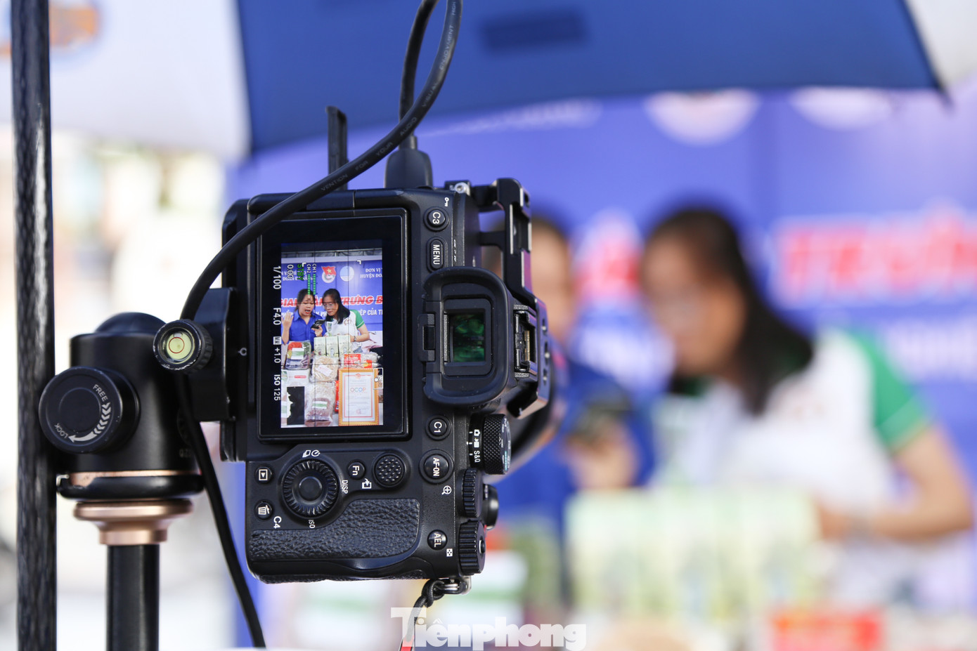 Theo anh Nguyễn Văn Sỹ, Bí thư Đoàn xã Hòa Phong, để chuẩn bị cho phiên livestream, bên cạnh thiết bị và kỹ thuật, đơn vị cũng tiến hành tuyển chọn các nhân tố hoạt ngôn, "ăn hình" để trực tiếp bán hàng trên livestream.