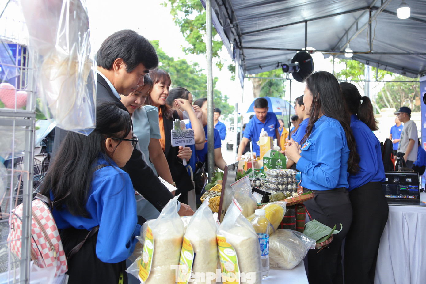 Tại các gian hàng, người dân địa phương hào hứng mua sắm các đặc sản địa phương, nông sản, các sản phẩm OCOP uy tín, chất lượng.