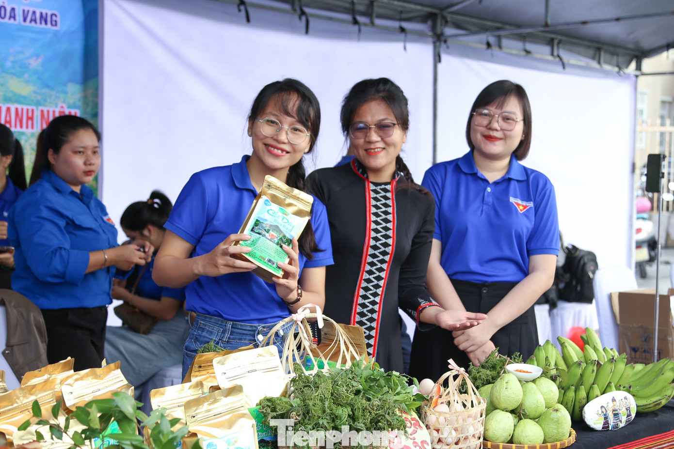 Các sản phẩm nông sản đặc trưng của các xã miền núi Hòa Bắc, Hòa Phú như: chè dây, trứng gà, các loại hoa quả, rau rừng... nhận được sự quan tâm của đông đảo khách tham quan. Chị Nguyễn Thị Lan, Bí thư Đoàn xã Hòa Bắc, cho biết, đây là cơ hội để các sản phẩm OCOP, nông sản địa phương đến gần hơn với người dân, tìm kiếm và kết nối được thị trường để tiêu thụ sản phẩm.