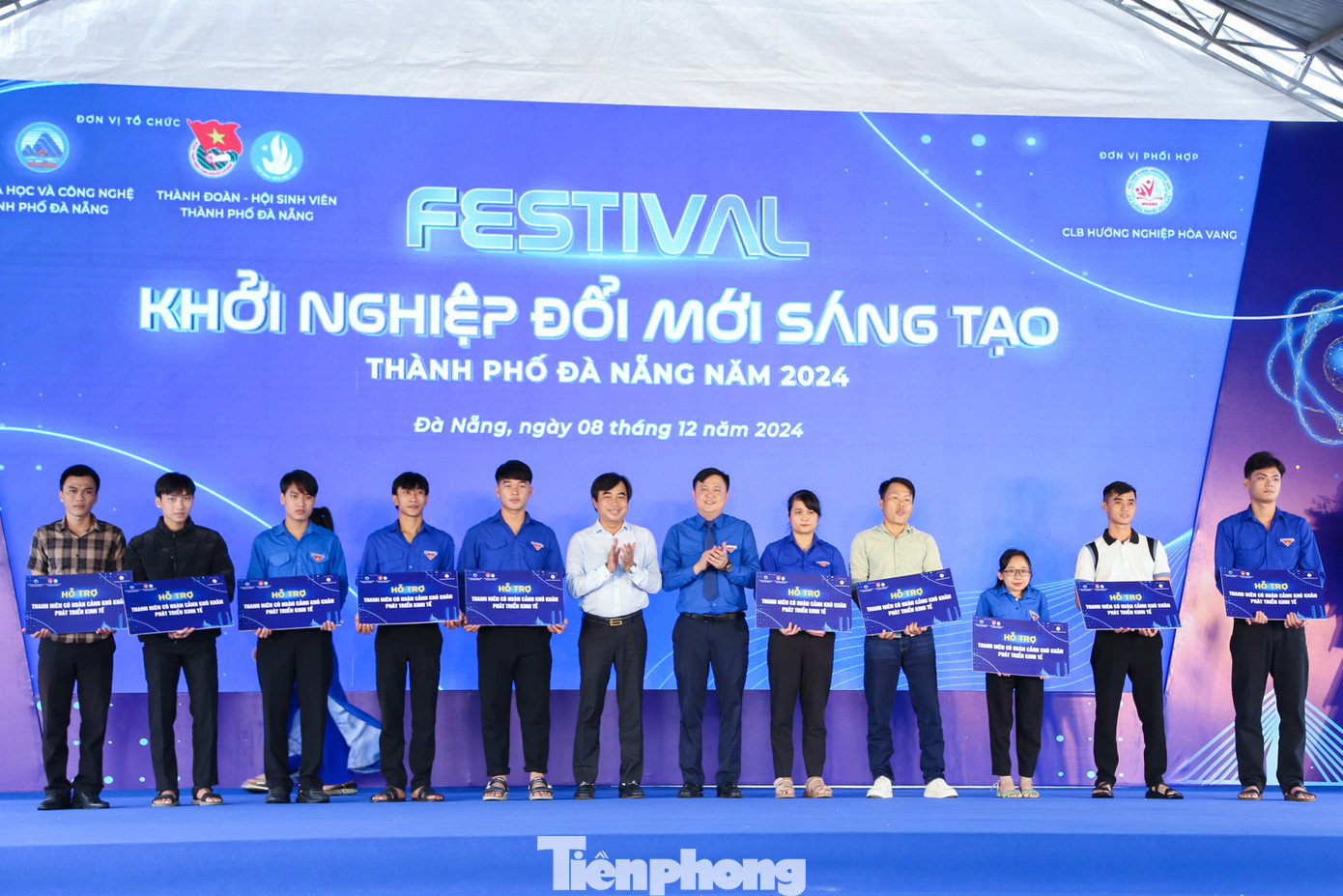 Ban tổ chức cũng trao hỗ trợ cho 10 thanh niên có hoàn cảnh khó khăn phát triển kinh tế, mỗi phần quà trị giá 1 triệu đồng. Đây đều là những tấm gương thanh niên vượt lên hoàn cảnh, làm giàu trên chính quê hương.