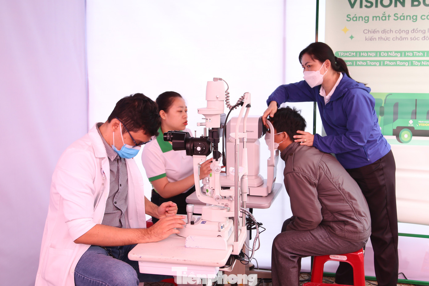 Đến chợ Tết 0 đồng, người dân còn được các y bác sĩ khám và tư vấn sức khỏe miễn phí.