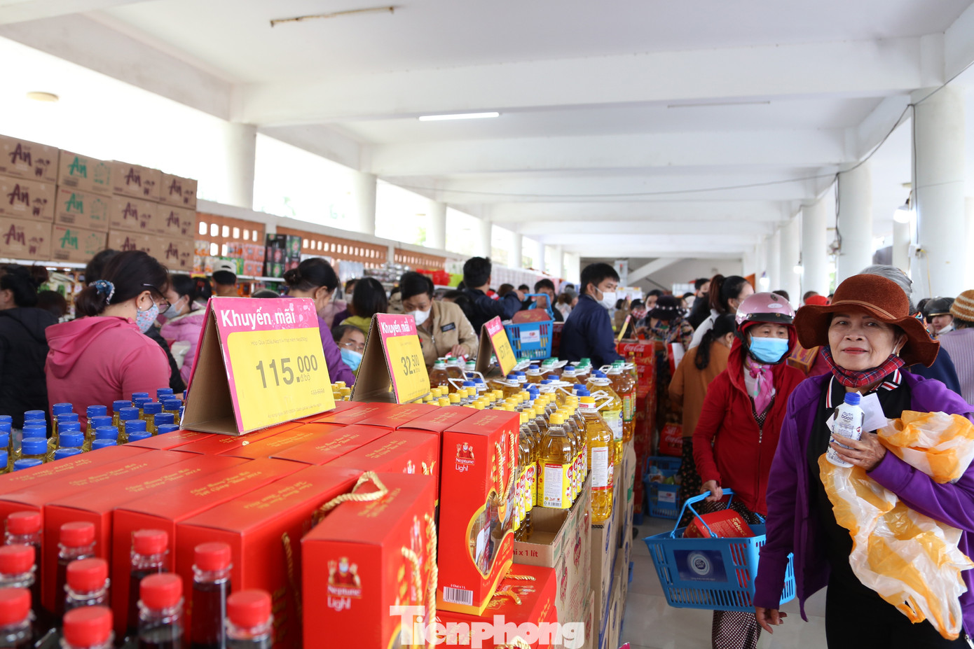 Các mặt hàng được bày bán ở Chợ Tết 0 đồng cũng được bán với mức giá ưu đãi, giảm giá, khuyến mãi để hỗ trợ người dân.