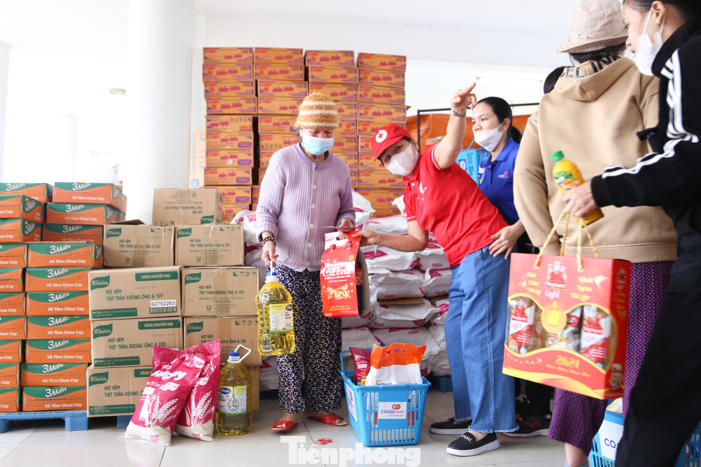 Nhận được phiếu mua hàng Tết, từ sáng sớm, bà Nguyễn Thị Tiền (SN 1955, phường Nại Hiên Đông, quận Sơn Trà) được con gái chở đến chợ Tết 0 đồng để xếp hàng chờ đến lượt mua sắm. Năm nay đã gần tuổi thất thập, bà Tiền vẫn phải đi nhặt ve chai để kiếm tiền trang trải cuộc sống, nuôi đứa con bệnh tật và 2 đứa cháu nội.