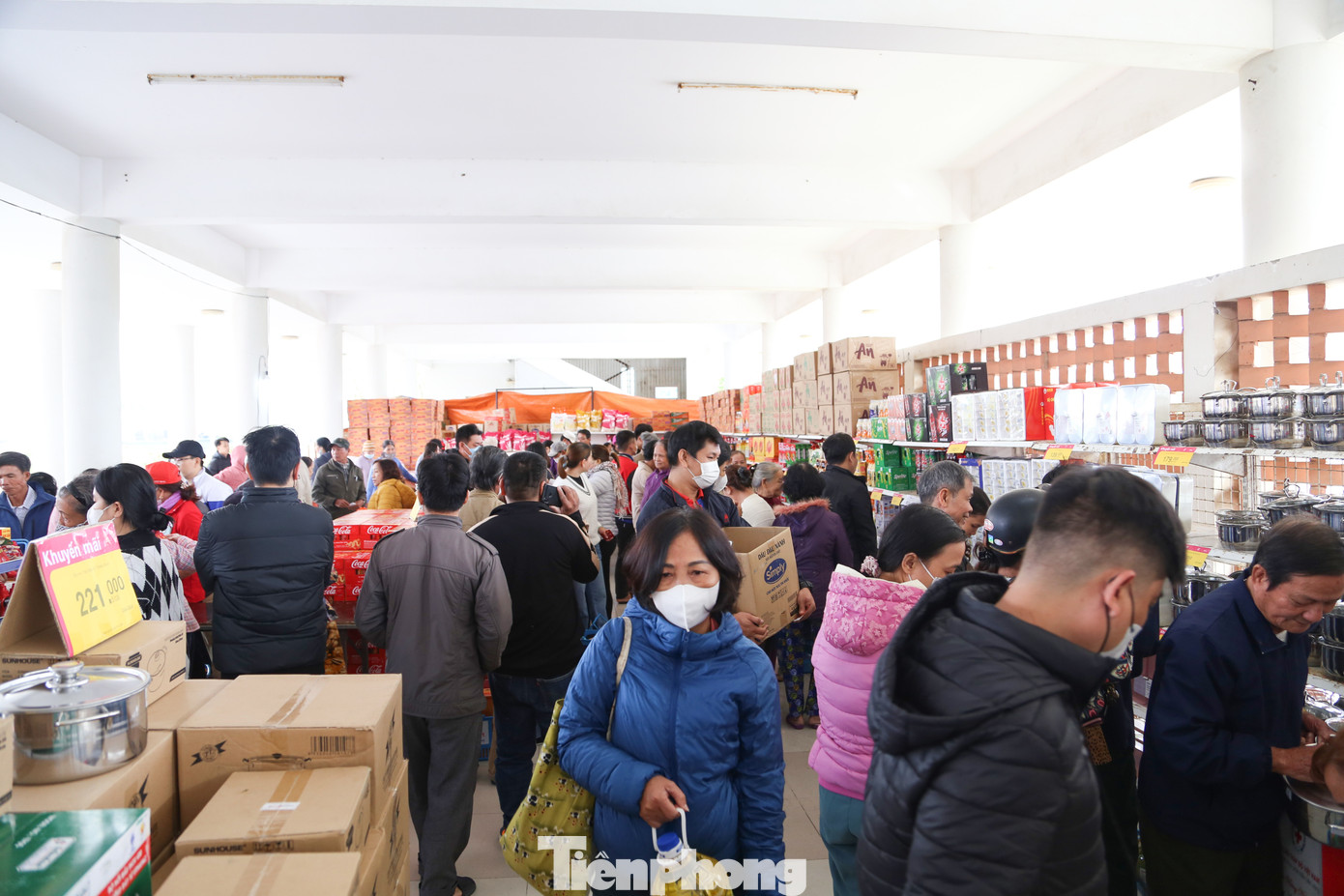 Sáng 29/1, khuôn viên Thành Đoàn Đà Nẵng rộn ràng, tấp nập hơn hẳn mọi ngày. Biết thông tin về Chợ Tết 0 đồng, rất đông người dân khó khăn đã có mặt từ sớm để mua sắm. Ảnh: Giang Thanh