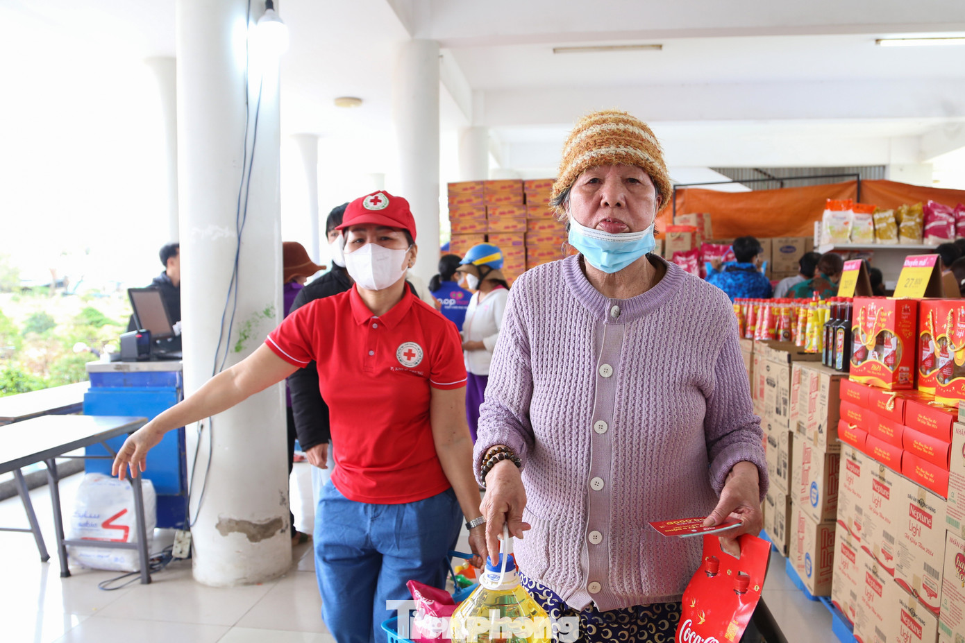 &quot;Hôm nay tui mua các thực phẩm thiết yếu như: Gạo, mì chính, dầu ăn, nước mắm... và một ít bánh kẹo để dành đến Tết thắp hương ông bà, cũng để cả nhà cùng ăn Tết. Nếu không có những sự hỗ trợ như thế này, dịp Tết đến, gia đình tui cũng không biết bấu víu vào đâu&quot;, bà Tiền nói.