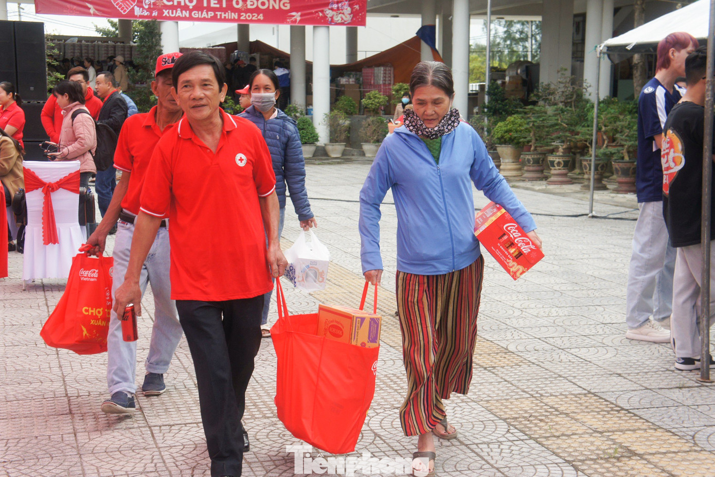 Dịp Tết Nguyên đán năm nay, Hội Chữ thập Đỏ TP Đà Nẵng cũng triển khai chương trình gói và tặng 1.000 chiếc bánh chưng cho các đối tượng là sinh viên, công nhân do hoàn cảnh khó khăn không về quê sum họp với gia đình trong dịp Tết Nguyên đán Giáp Thìn, người bán vé số, người bán hàng rong và người vô gia cư, hộ gia đình có thu nhập thấp tại trên địa bàn.