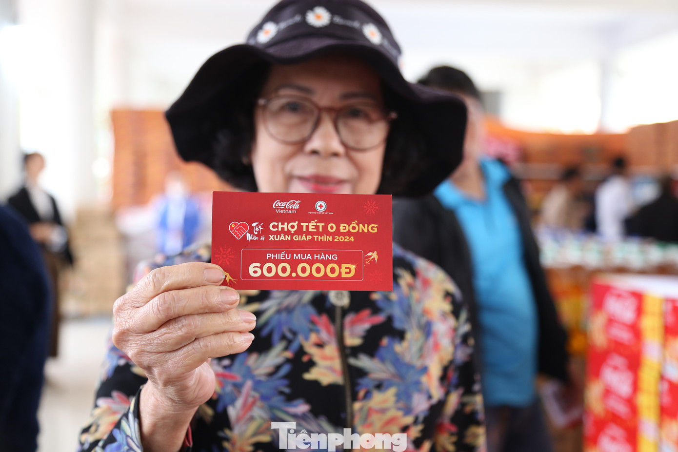 &quot;Gia đình khó khăn, cũng không có khoản nào dư để sắm sửa dịp Tết. Với nhiều người, phiếu mua hàng này không đáng bao nhiêu, nhưng nó giúp gia đình tui trang trải một phần chi phí để sắm sửa cái Tết tươm tất hơn&quot;, bà Hằng nói.