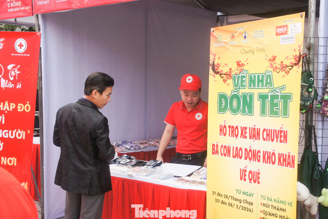 Bên cạnh đó, người dân còn được tham gia vào các hoạt động vui chơi giải trí tại các gian hàng miễn phí như: Cắt tóc, tặng thư pháp, tư vấn sức khỏe, chụp ảnh Tết, gian hàng miễn phí…