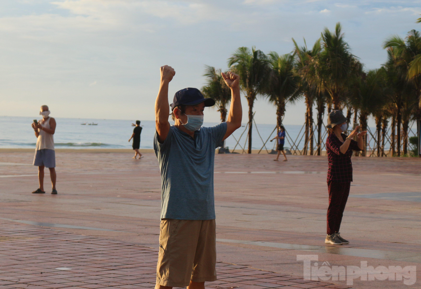 Dọc Công viên Biển Đông (phường vùng xanh Phước Mỹ, quận Sơn Trà), nhiều người dân cũng đi bộ, tập thể dục... So với những ngày thường, lượng người tập thể dục ít hơn hẳn, người dân tuân thủ 5K và không tập trung đông. Lực lượng nhân viên BQL Bán đảo Sơn Trà liên tục nhắc nhở người dân tuân thủ quy định phòng, chống dịch COVID-19. Dọc Công viên Biển Đông (phường vùng xanh Phước Mỹ, quận Sơn Trà), nhiều người dân cũng đi bộ, tập thể dục... So với những ngày thường, lượng người tập thể dục ít hơn hẳn, người dân tuân thủ 5K và không tập trung đông. Lực lượng nhân viên BQL Bán đảo Sơn Trà liên tục nhắc nhở người dân tuân thủ quy định phòng, chống dịch COVID-19.