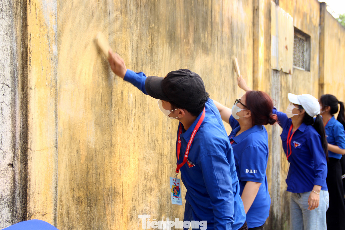 Khoảng 190m bờ tường dọc bờ kênh Phú Lộc được vệ sinh sạch sẽ và vẽ tranh tường với chủ đề Đà Nẵng Xanh