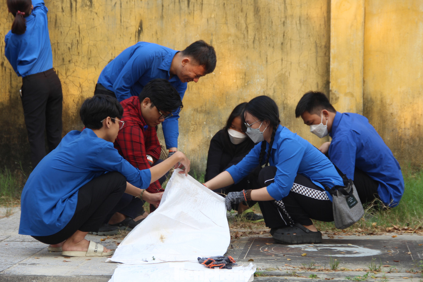 Đoàn viên thanh niên và người dân ra quân dọn vệ sinh cảnh quan dọc bờ sông và vớt rác trên sông Phú Lộc