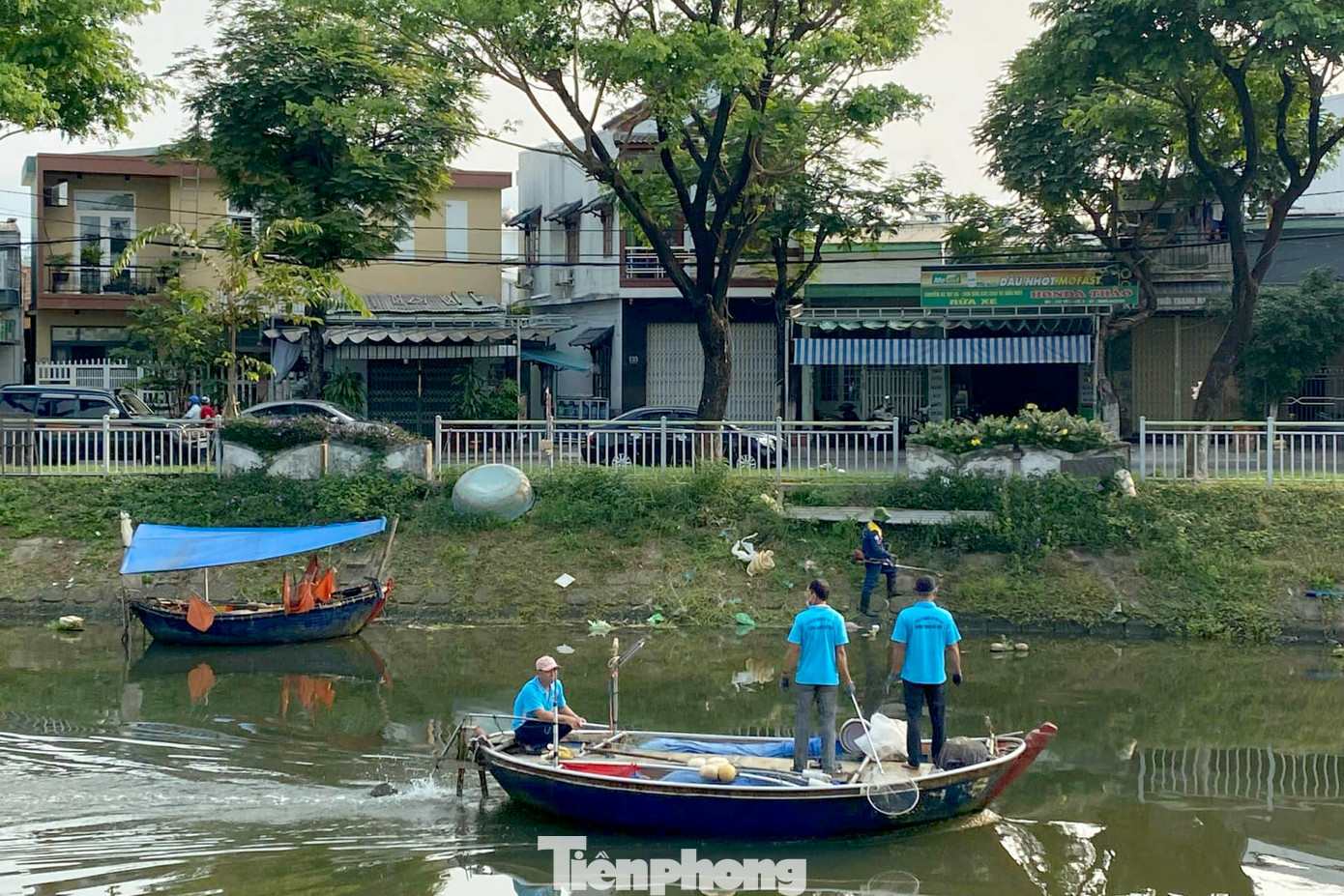 Đoàn viên thanh niên và người dân ra quân dọn vệ sinh cảnh quan dọc bờ sông và vớt rác trên sông Phú Lộc