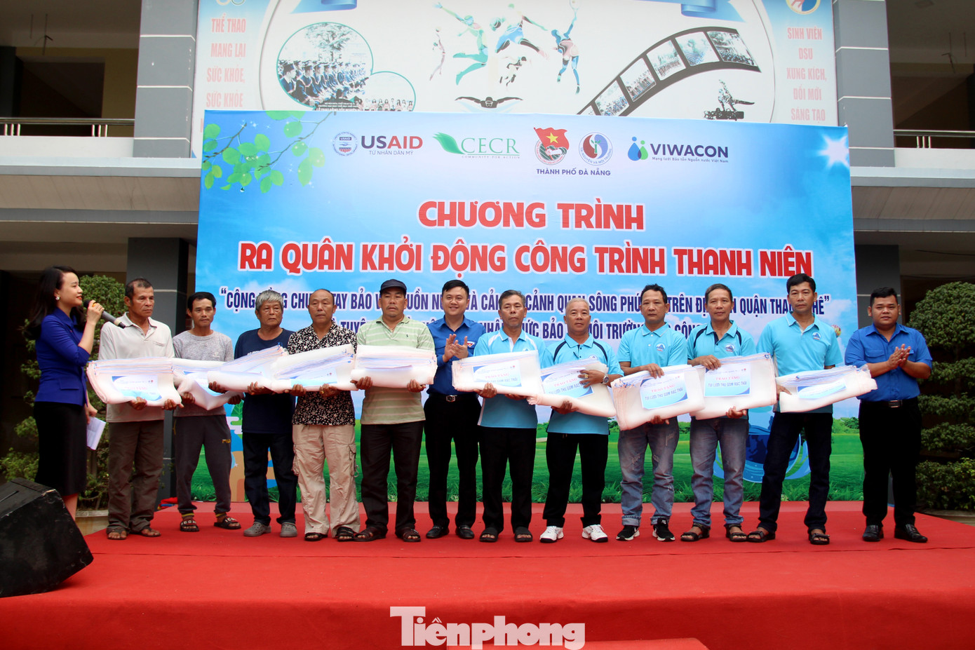 Trao tặng túi rác thân thiện với môi trường cho Tổ ngư dân bảo vệ nguồn nước sông Phú Lộc