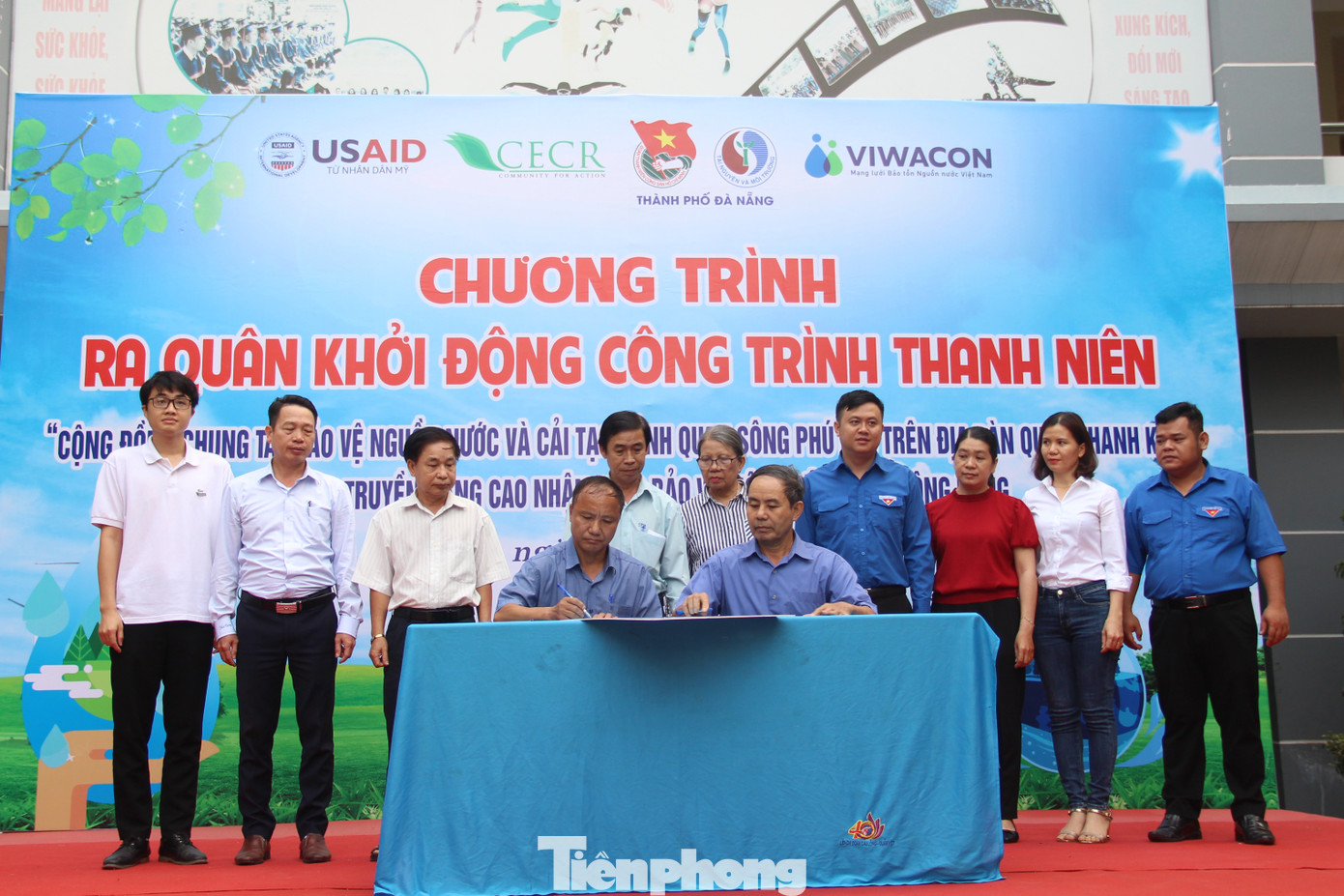 Các đơn vị ký cam kết trách nhiệm giữa các bên trong quá trình triển khai dự án và duy trì các sản phẩm mô hình sau dự án. Ảnh: Giang Thanh