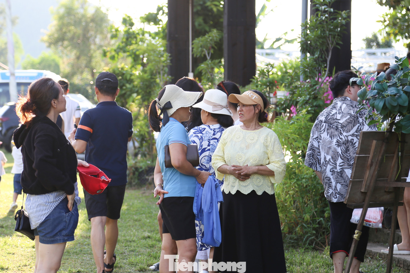 Các khu du lịch ở Đà Nẵng tấp nập đón khách, khuyến khích nhân viên đăng ký làm xuyên lễ với mức lương, thưởng hấp dẫn.