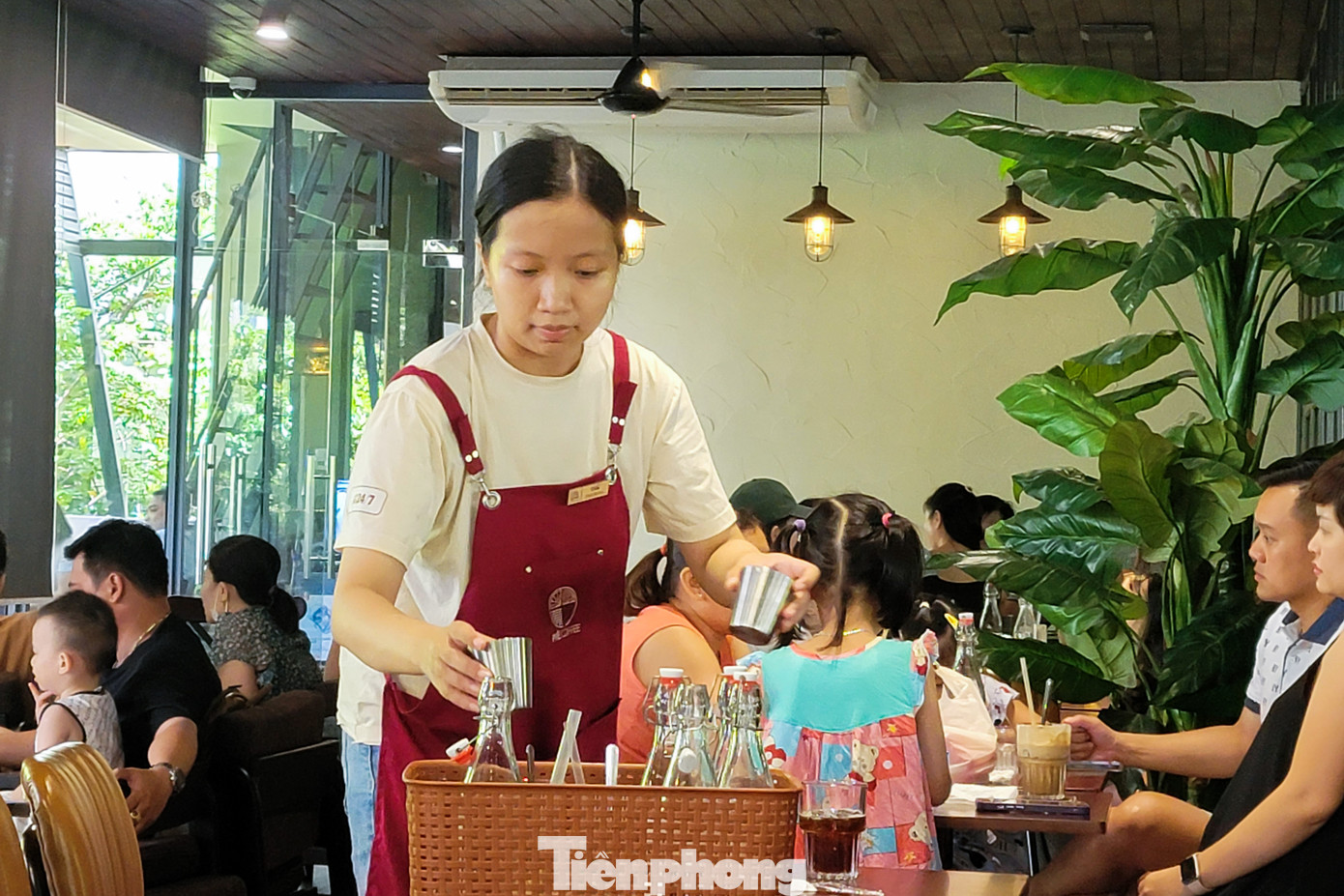 Tiên luôn tất bật và bận rộn bởi thời điểm nào quán cà phê cũng rất đông khách, chủ yếu là các gia đình, các nhóm bạn từ 5 - 10 người