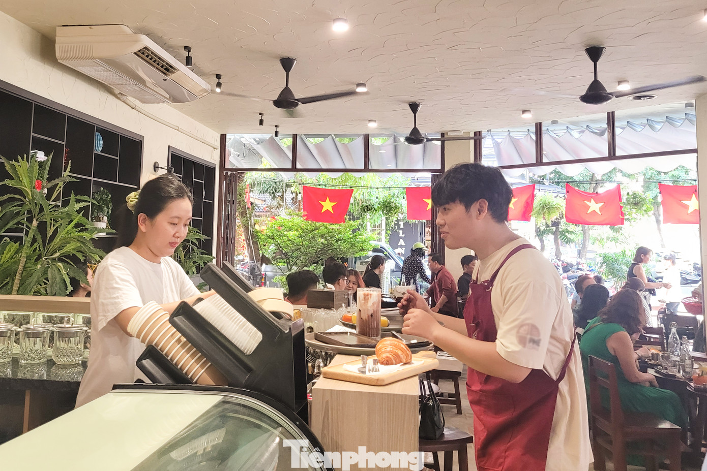 Những ngày nghỉ lễ, các quán ăn, quán cà phê... ở Đà Nẵng luôn đông đúc, nhân viên phải làm việc hết công suất. Ảnh: Giang Thanh