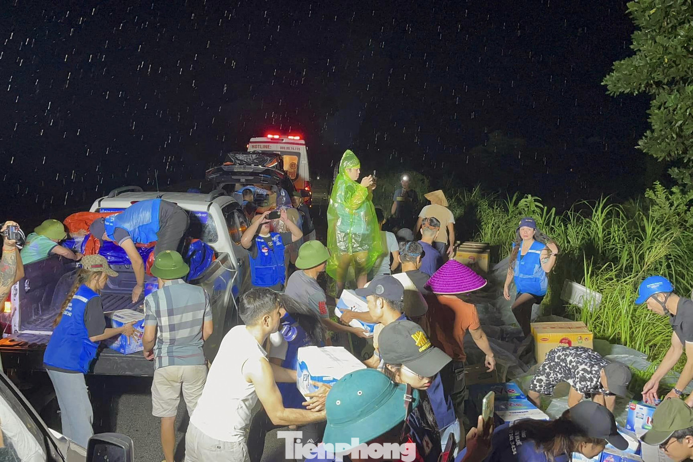 Phát nhu yếu phẩm cho bà con ở các điểm ngập sâu ở tỉnh Yên Bái và Lào Cai. Phát nhu yếu phẩm cho bà con ở các điểm ngập sâu ở tỉnh Yên Bái và Lào Cai.