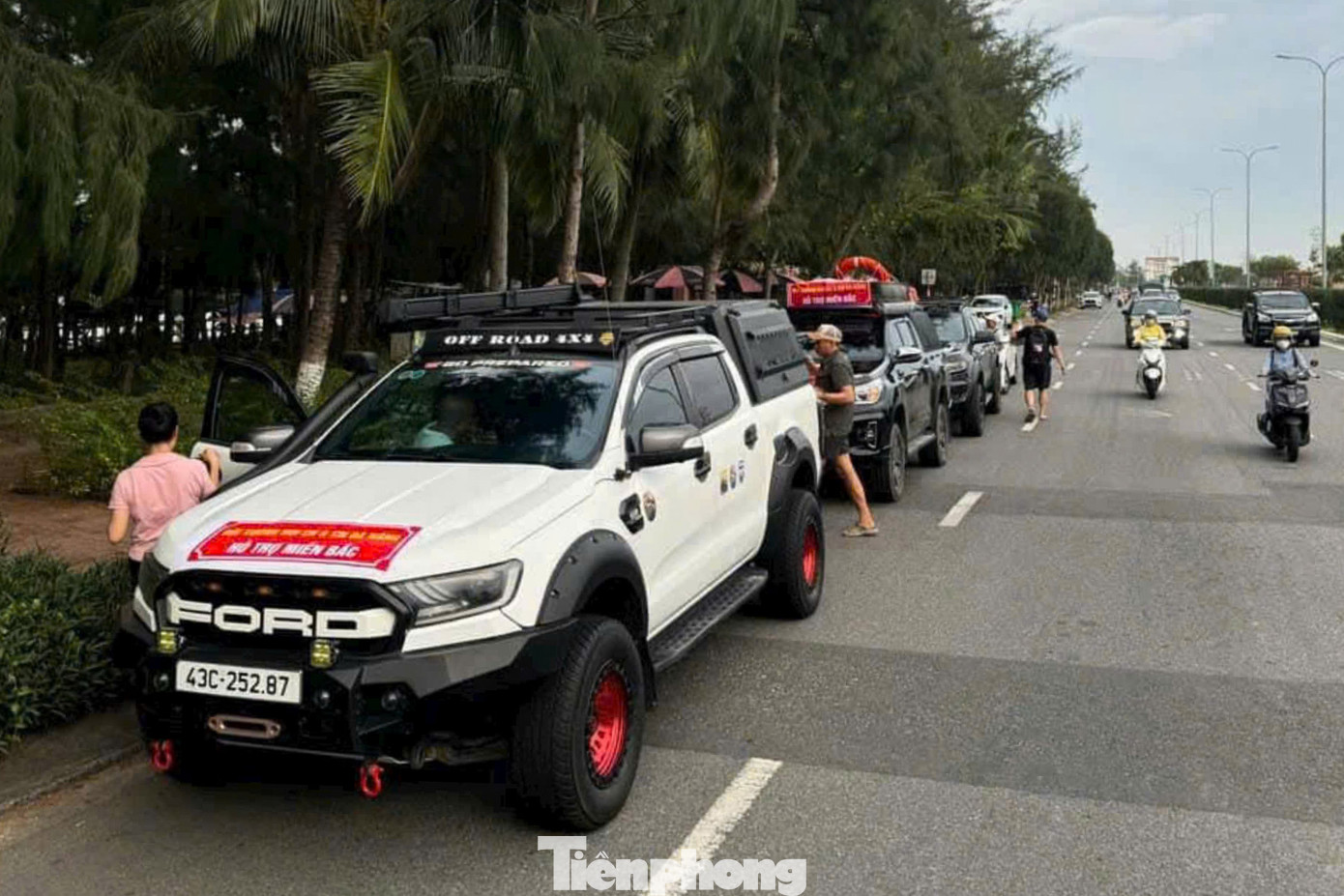 CLB Xuồng cứu hộ Đà Nẵng xuất phát hỗ trợ các địa phương miền Bắc bị ngập lụt. CLB Xuồng cứu hộ Đà Nẵng xuất phát hỗ trợ các địa phương miền Bắc bị ngập lụt.