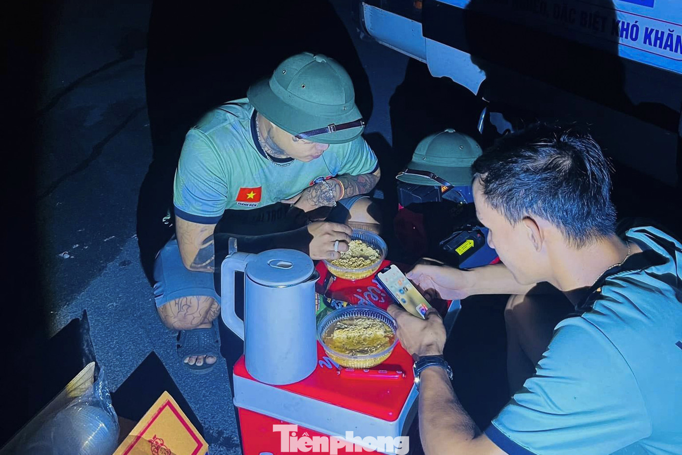 Các thành viên CLB SOS Đà Nẵng ăn vội mì tôm trên đường di chuyển ra Bắc hỗ trợ. Các thành viên CLB SOS Đà Nẵng ăn vội mì tôm trên đường di chuyển ra Bắc hỗ trợ.