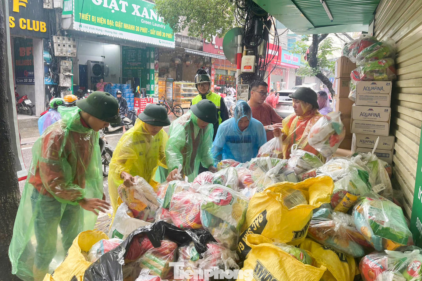 Phát nhu yếu phẩm cho bà con ở các điểm ngập sâu ở tỉnh Yên Bái và Lào Cai. Phát nhu yếu phẩm cho bà con ở các điểm ngập sâu ở tỉnh Yên Bái và Lào Cai.