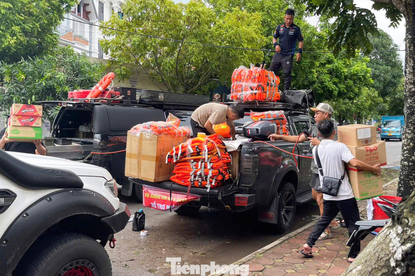 CLB Xuồng cứu hộ Đà Nẵng xuất phát hỗ trợ các địa phương miền Bắc bị ngập lụt. CLB Xuồng cứu hộ Đà Nẵng xuất phát hỗ trợ các địa phương miền Bắc bị ngập lụt.