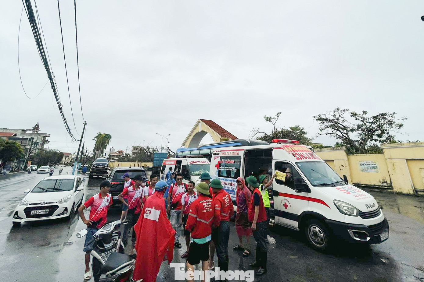 Hỗ trợ dọn dẹp các điểm trường ở quận Đồ Sơn (TP. Hải Phòng) dọn dẹp, cắt cây gãy đổ do bão số 3. Hỗ trợ dọn dẹp các điểm trường ở quận Đồ Sơn (TP. Hải Phòng) dọn dẹp, cắt cây gãy đổ do bão số 3.