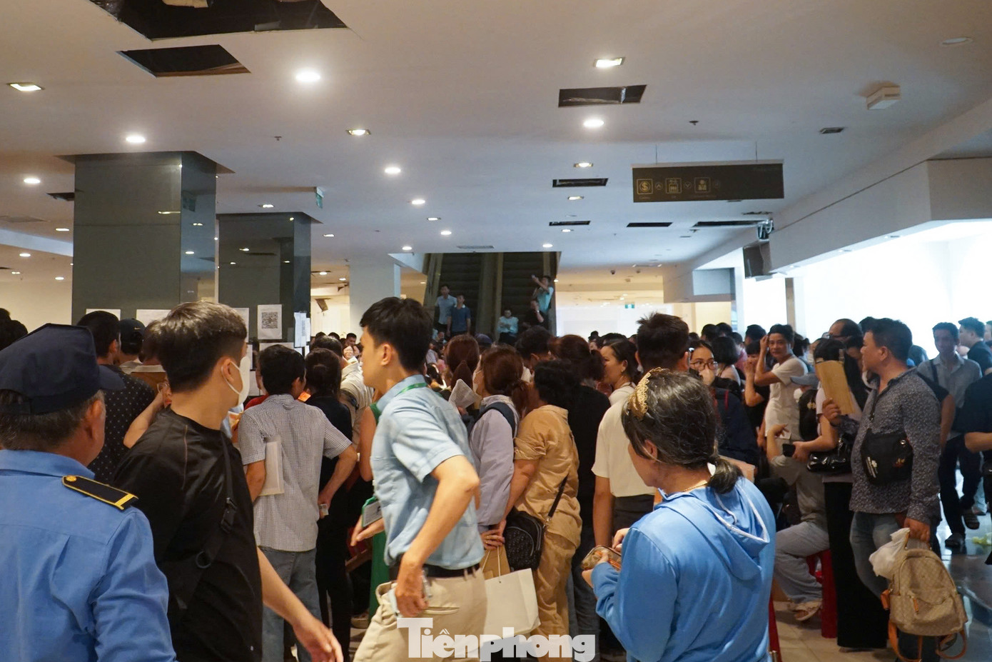 Được biết, Dự án chung cư cho người thu nhập thấp tại Khu dân cư An Trung 2 nằm ở vị trí đắc địa ở quận Sơn Trà, nằm giữa Cầu Rồng và Cầu Trần Thị Lý. Đây được xem là dự án nhà ở xã hội "hot" nhất Đà Nẵng khi vừa có thông báo mở bán, người dân đã đổ xô đến văn phòng chủ đầu tư để hỏi thủ tục, hồ sơ. Vì vậy, chủ đầu tư phải thay đổi phương thức hướng dẫn từ trực tiếp sang phát hành hồ sơ qua mã QR.