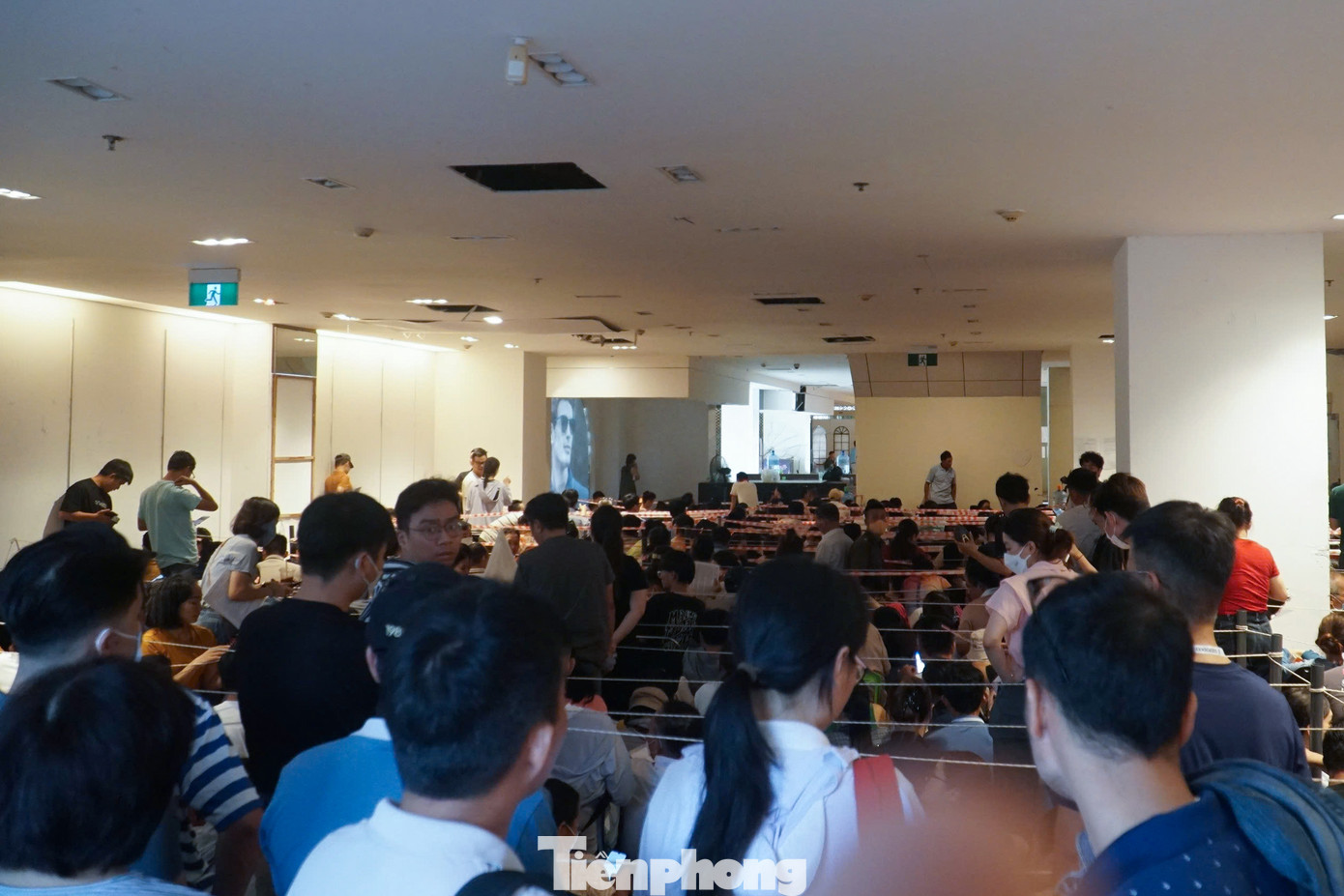 "Chúng tôi vạ vật xếp hàng cả đêm ở đây, có thời điểm lộn xộn nên chủ đầu tư phải giải tán hết mọi người, rồi xếp hàng lại từ đầu nên số thứ tự của tôi gần thứ 400. Tôi rất lo lắng vì sợ người nộp hồ sơ trước sẽ được ưu tiên, bao công sức mình xếp hàng cả ngày hôm qua trở nên vô nghĩa", chị M. bức xúc.