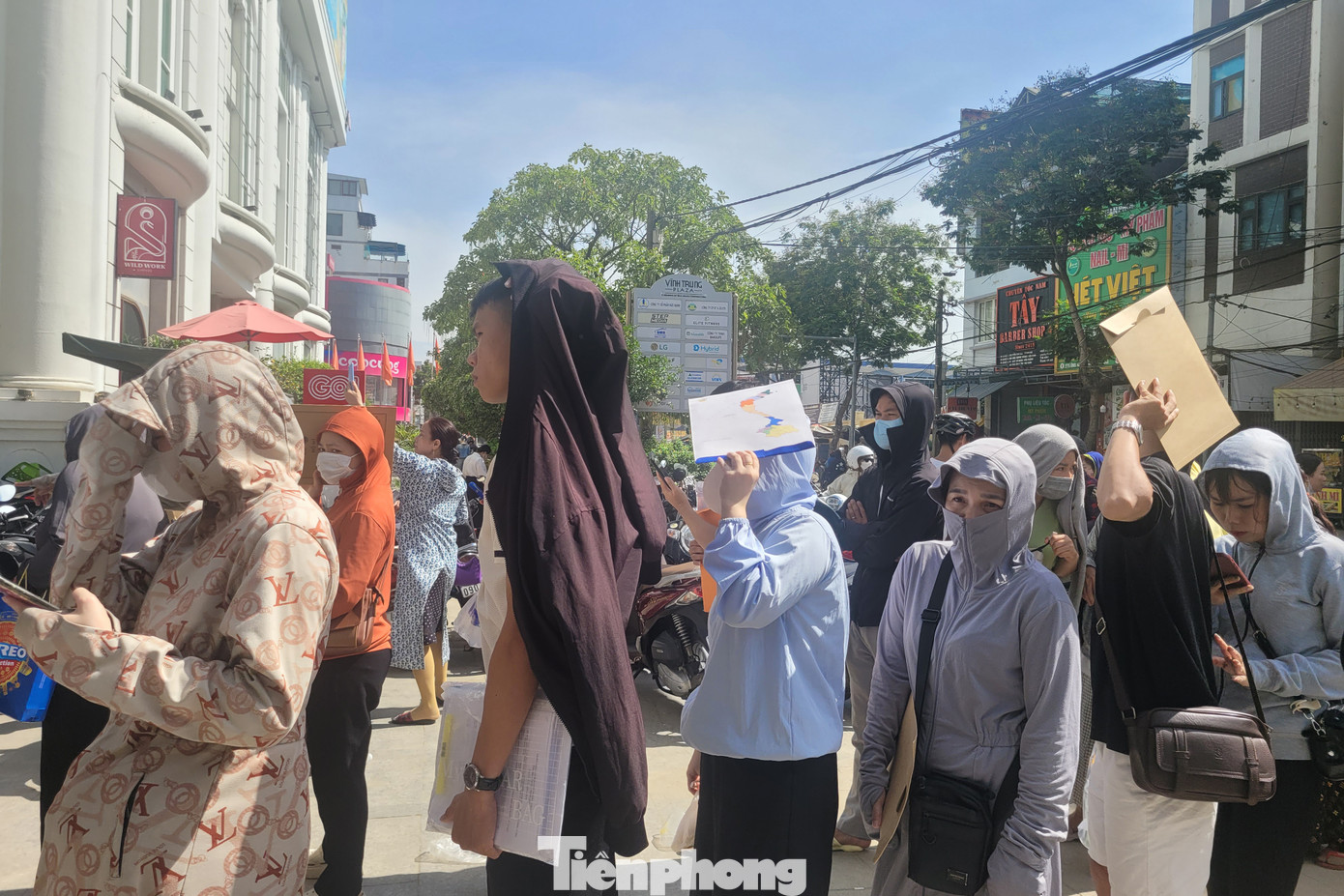 Đến khoảng 9h sáng, dòng người xếp hàng ngày một đông, kéo dài ra đến tận đường Ông Ích Khiêm. Lực lượng Cảnh sát giao thông, công an có mặt để phân luồng giao thông, giữ gìn an ninh trật tự.