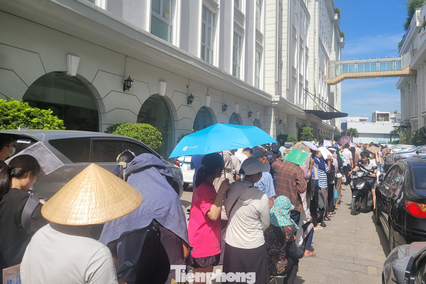 Ghi nhận sáng 30/6 tại trụ sở doanh nghiệp đầu tư Dự án chung cư cho người thu nhập thấp tại Khu dân cư An Trung 2 (quận Sơn Trà, TP. Đà Nẵng), hàng trăm người dân rồng rắn xếp hàng trong khuôn viên của tòa nhà để đợi đến lượt bốc số nộp hồ sơ mua nhà ở xã hội. Ảnh: Giang Thanh