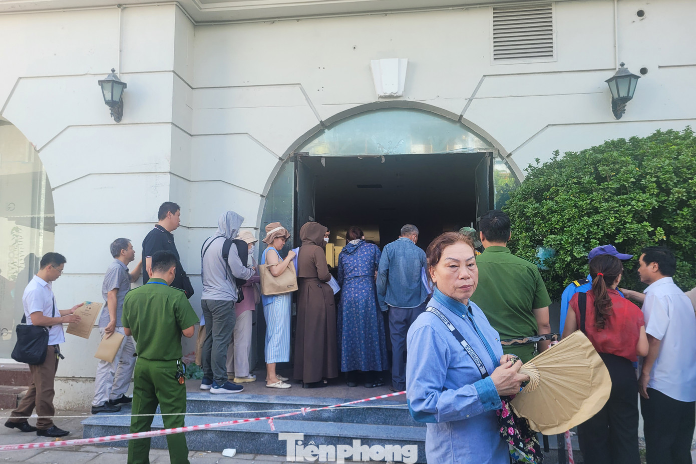 Vì lượng người xếp hàng chờ quá đông, chủ đầu tư phải phát số thứ tự cho người dân, những ai mang theo hồ sơ sẽ được phát số có ghi tên chính chủ và ngày hẹn nộp hồ sơ.