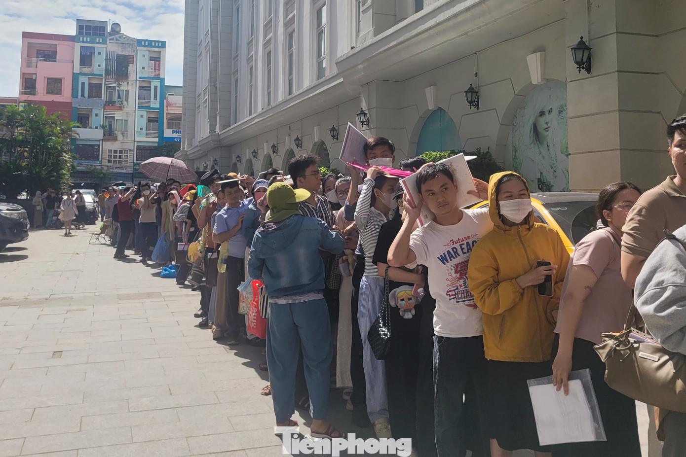 Theo nhiều người dân, họ đã phải xếp hàng từ chiều hôm qua (ngày 29/6), vạ vật để chờ thời điểm mở bán hồ sơ. Hàng trăm người dân đợi xuyên đêm tại trụ sở doanh nghiệp để không bỏ lỡ cơ hội mua dự án chung cư xã hội ở vị trí đắc địa này. Có thời điểm "vỡ trận", chủ đầu tư phải tạm dừng phát số để ổn định trật tự.