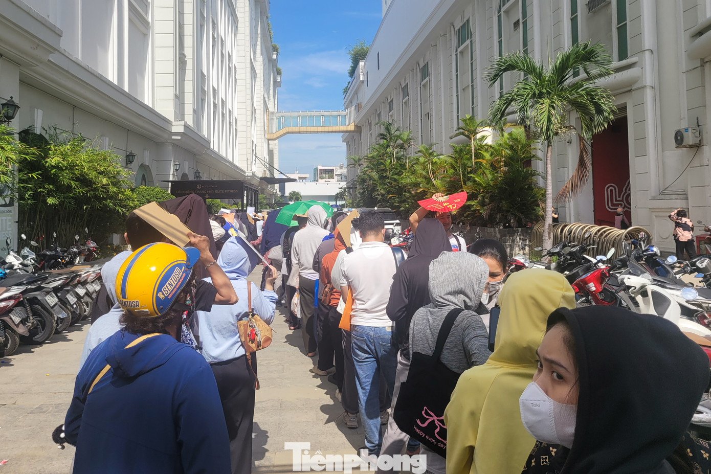 Ghi nhận sáng 30/6 tại trụ sở doanh nghiệp đầu tư Dự án chung cư cho người thu nhập thấp tại Khu dân cư An Trung 2 (quận Sơn Trà, TP. Đà Nẵng), hàng trăm người dân rồng rắn xếp hàng trong khuôn viên của tòa nhà để đợi đến lượt bốc số nộp hồ sơ mua nhà ở xã hội. Ảnh: Giang Thanh