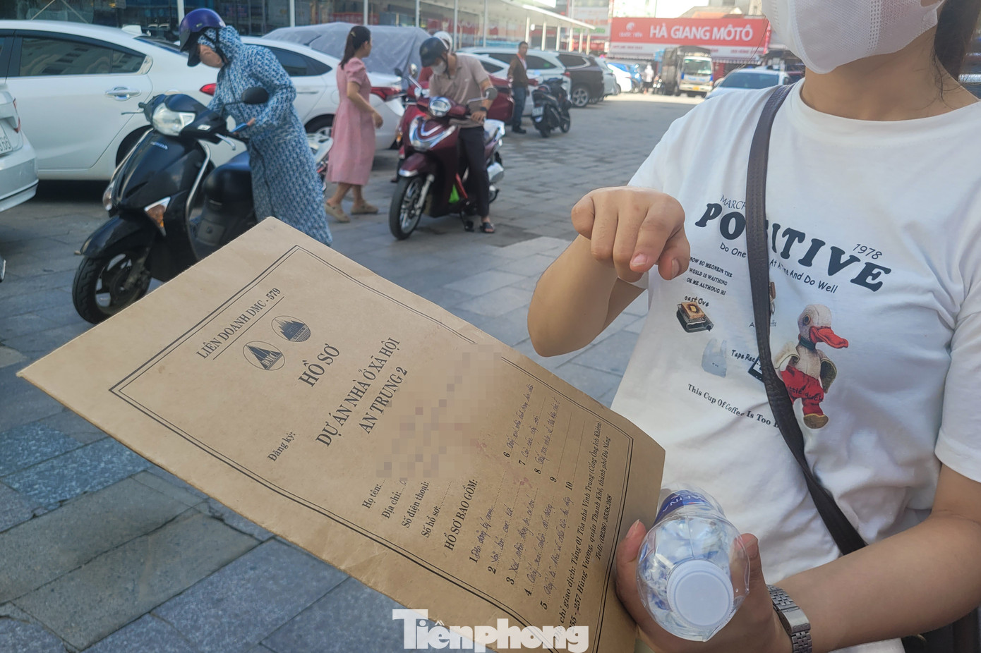 Theo chị T.T.D.M (quận Thanh Khê), từ 12h chiều 29/6, chị đã xếp hàng ở đây và xuyên đêm chờ đợi để nộp hồ sơ dù theo thông báo của Sở Xây dựng TP. Đà Nẵng, dự án bắt đầu nhận hồ sơ từ 30/6.